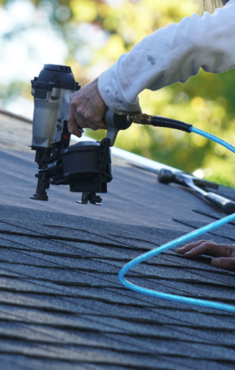 an image that represents a roofer in Los Angeles doing roof repair